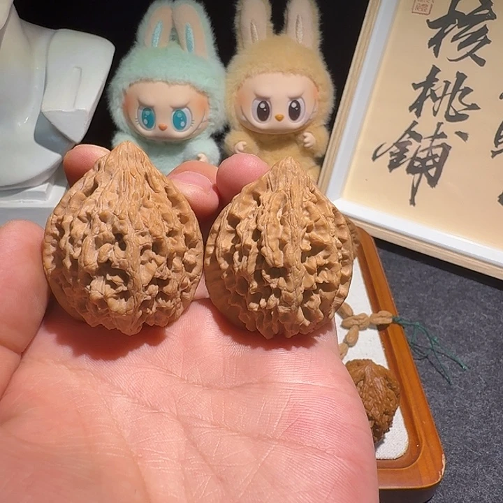 文玩核桃吊坠十三陵鸡心