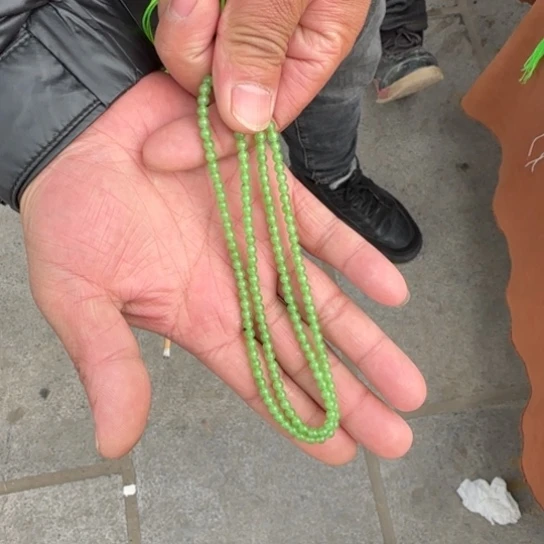 和田玉颈饰未镶嵌俄罗斯乌兰乌德苹果绿卡4，个别点