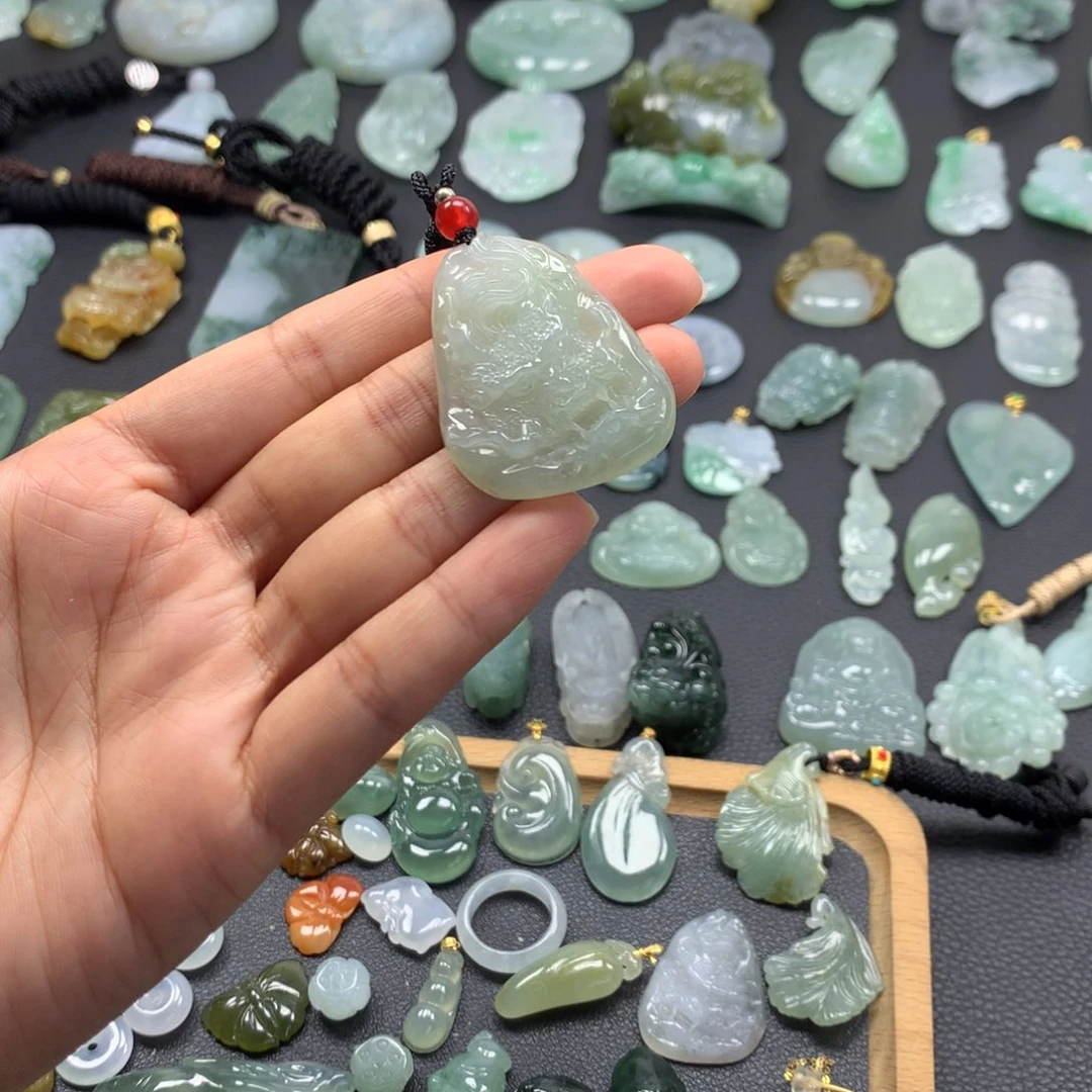 翡翠颈饰未镶嵌龙牌