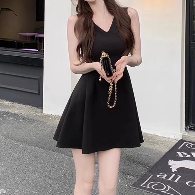 法式无袖吊带连衣裙子女2025新款初夏V领小个子独特漂亮掐腰短裙