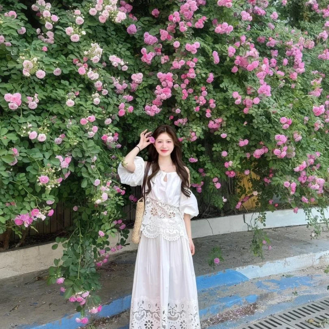 2025夏季新款法式慵懒显瘦露肩衬衫钩花镂空半身裙韩系气质两件套