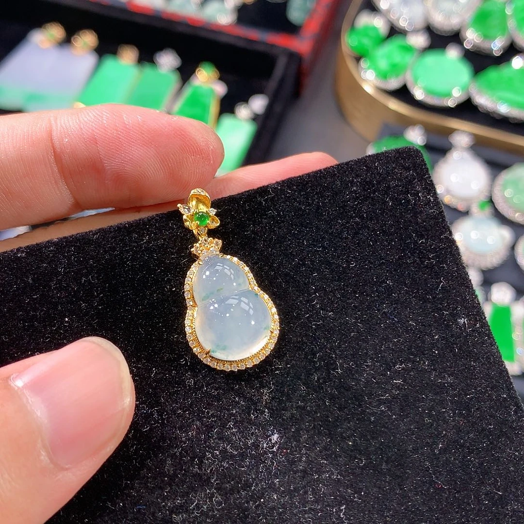 翡翠18K金镶嵌颈饰