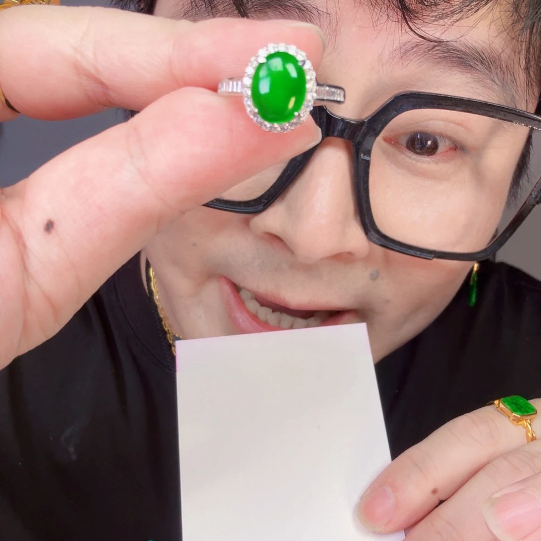 翡翠未镶嵌颈饰一件