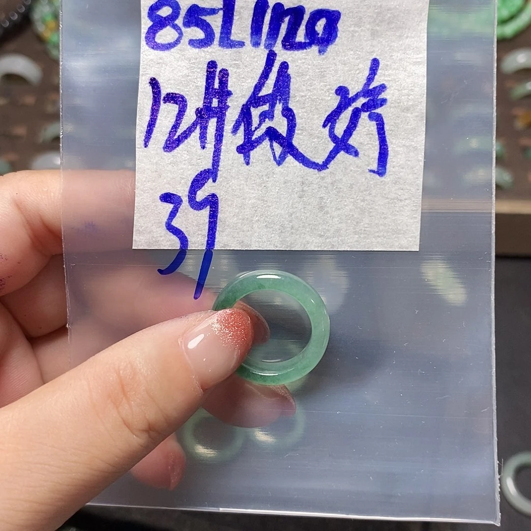 未镶嵌定制翡翠段**姐