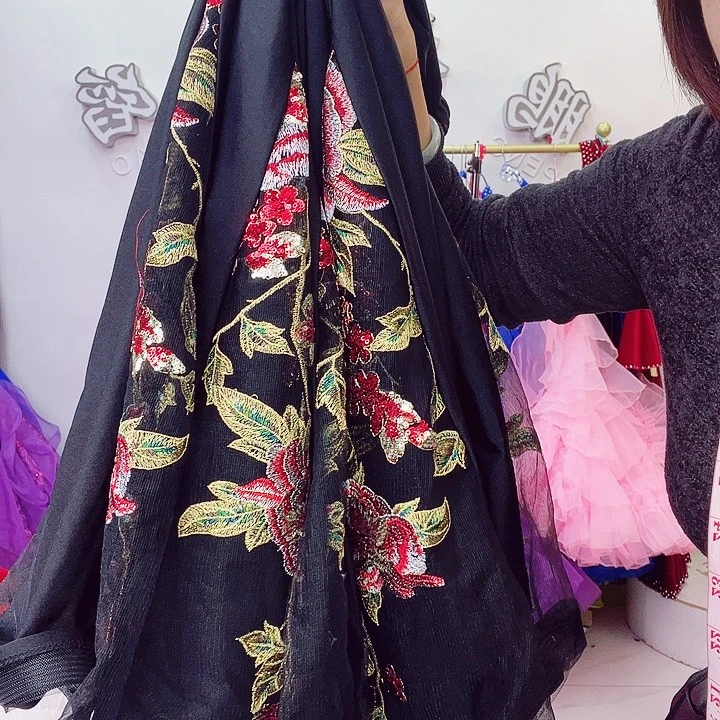 交谊舞和歌舞为主题展开演出