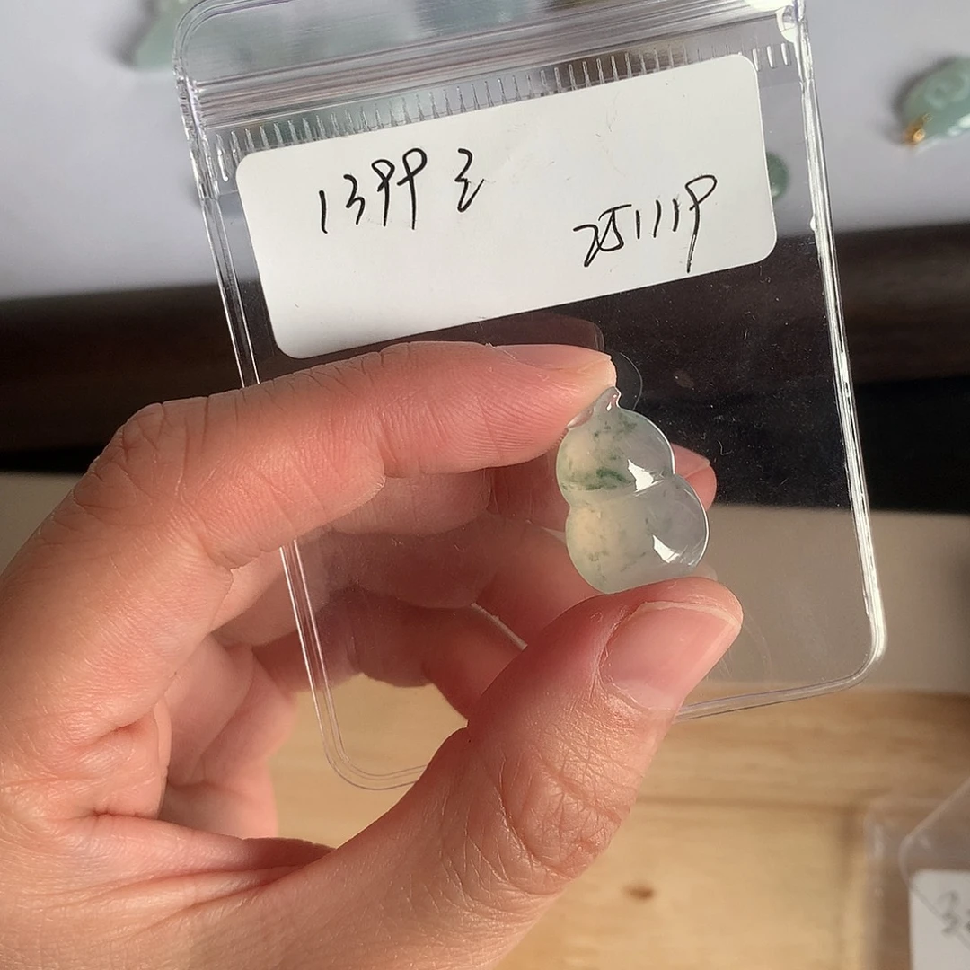 翡翠未镶嵌颈饰葫芦