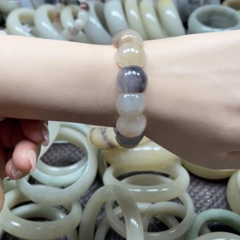 石英质玉手镯未镶嵌