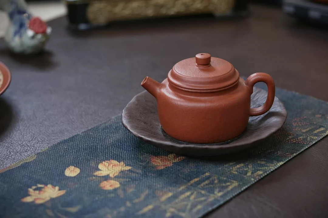 湘林甄选——【德钟壶】  泥料：鱼籽朱泥   容量：180cc   湘林手作