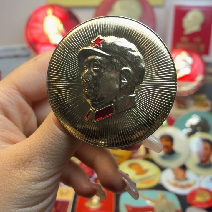 ****然爷爷像章一枚品相如图