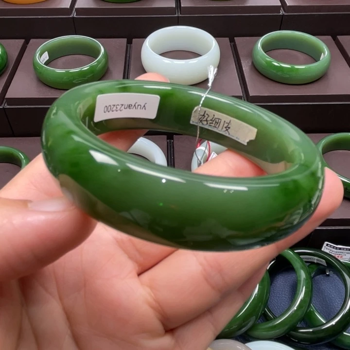 和田玉未镶嵌手镯