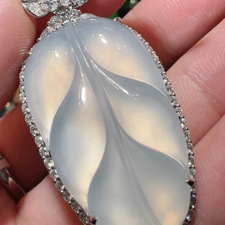 颈饰18K金镶嵌翡翠吊坠