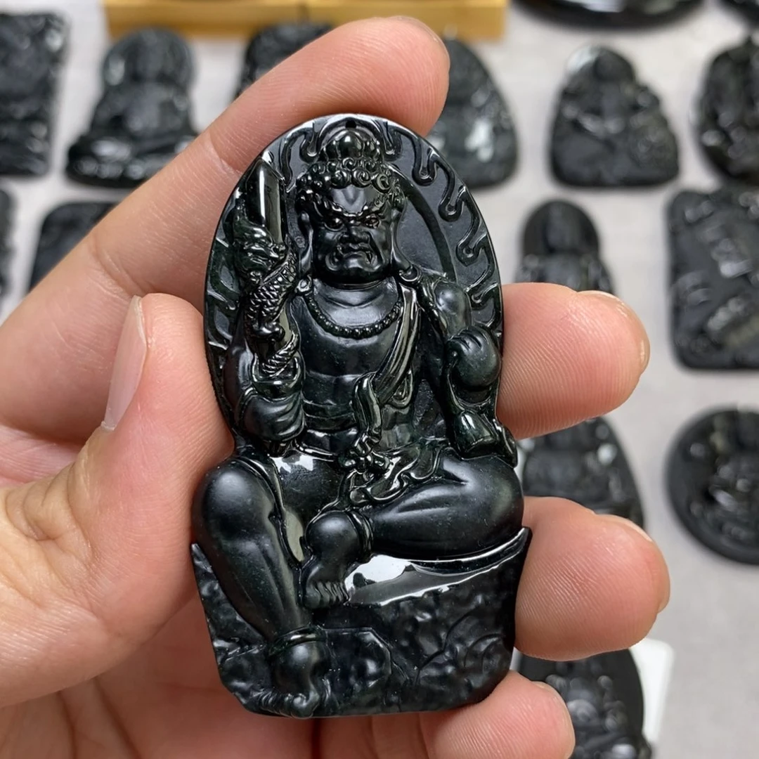 翡翠未镶嵌颈饰不动