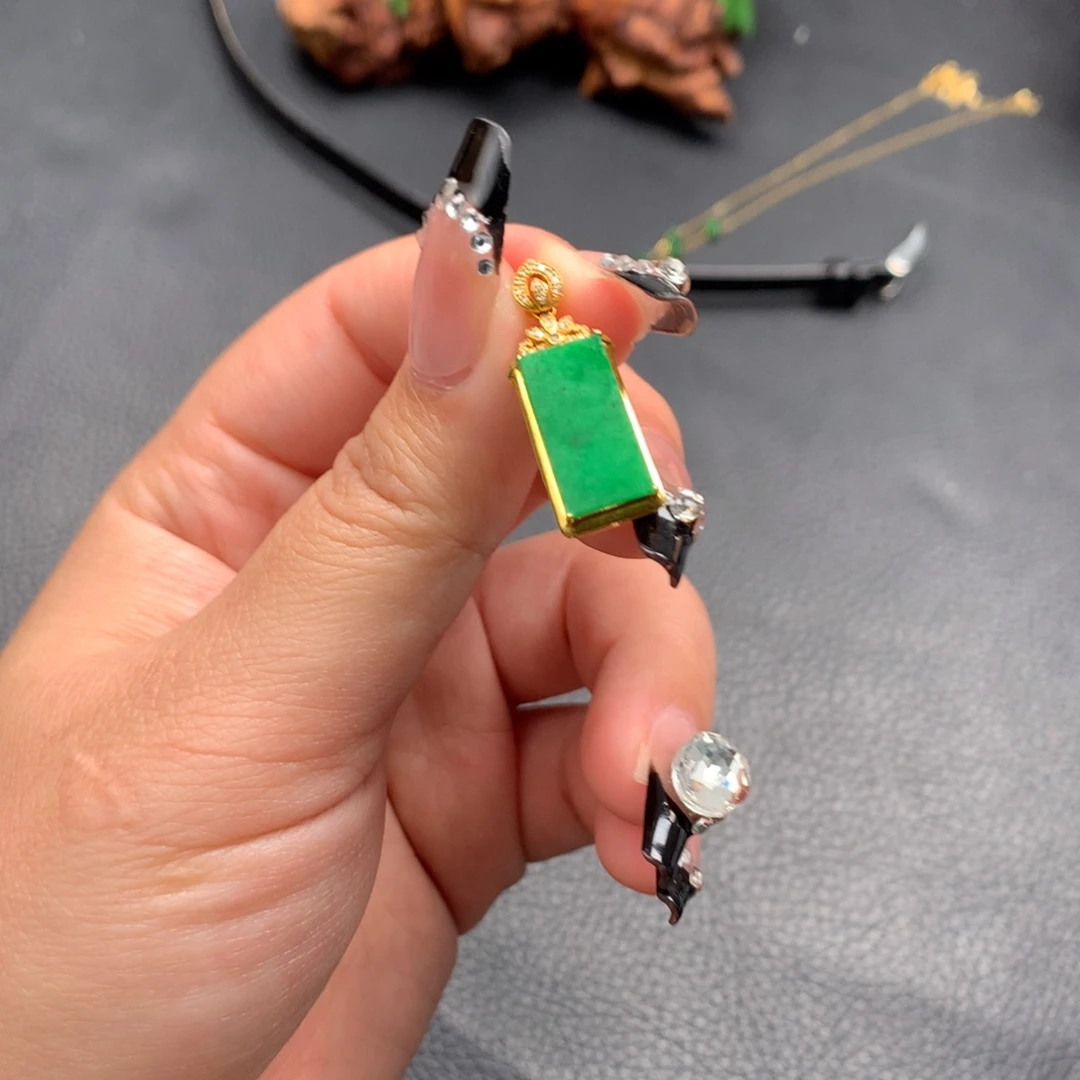 翡翠18K金镶嵌颈饰翡翠