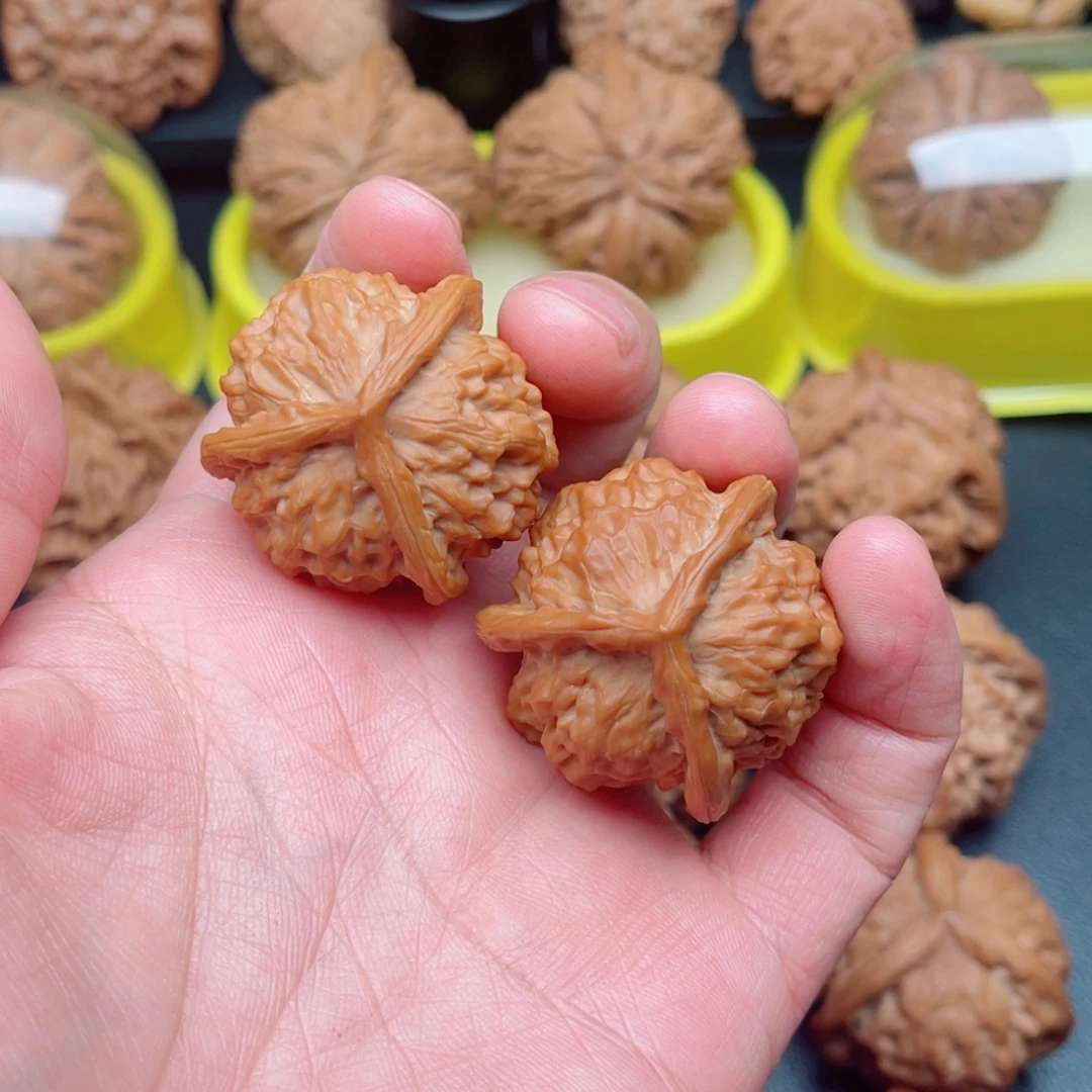 文玩核桃把件瓷娃娃三棱35×34×34