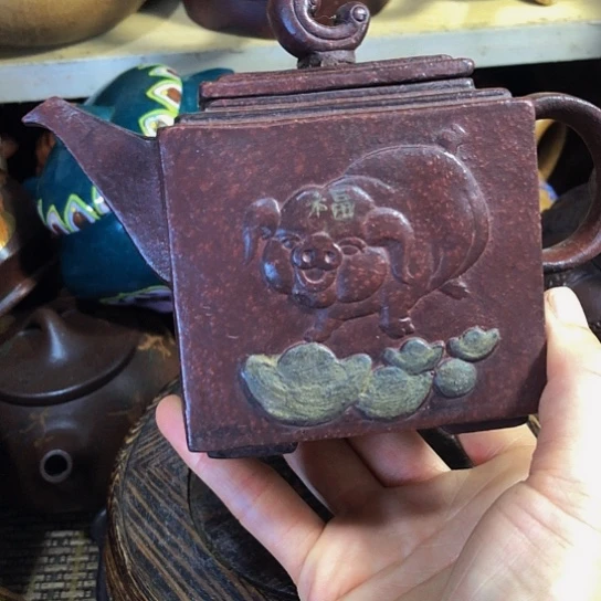 茶壶紫砂原矿泥料手工制作的一把紫砂壶。