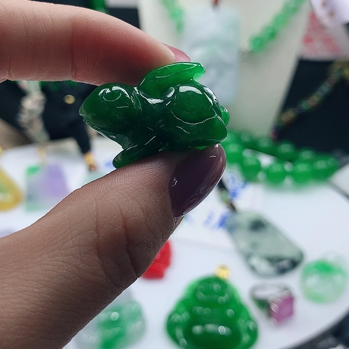 翡翠未镶嵌吊坠(赠链)