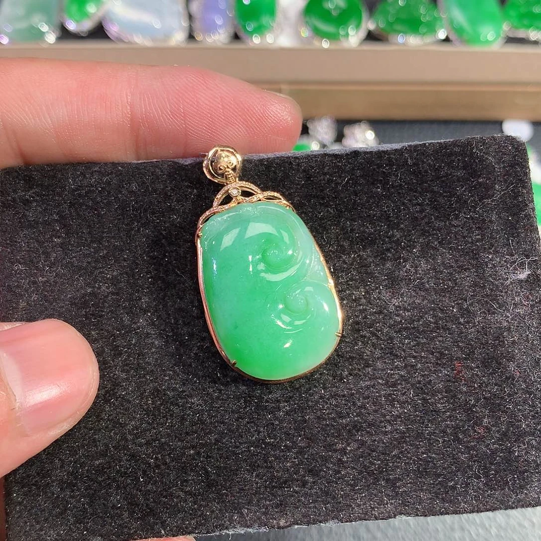 翡翠吊坠(赠链)18K金镶嵌