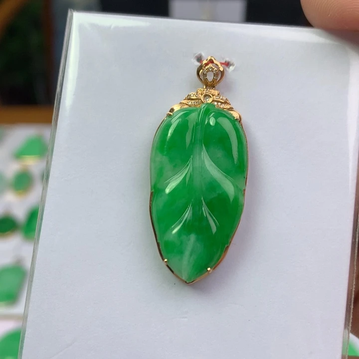 颈饰18K金镶嵌翡翠