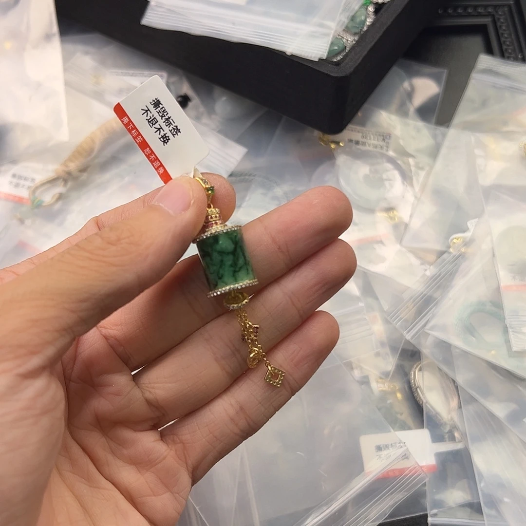 吊坠(赠链)未镶嵌翡翠吊坠