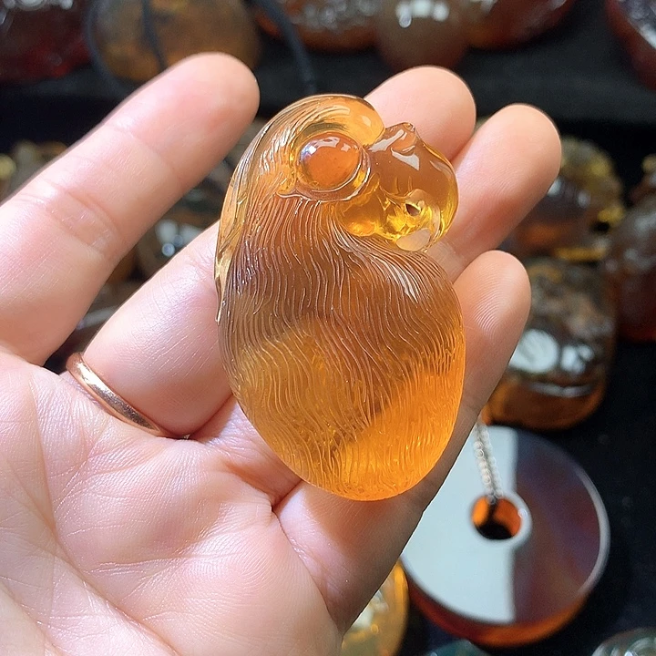 琥珀未镶嵌手串金棕鹰头吊坠