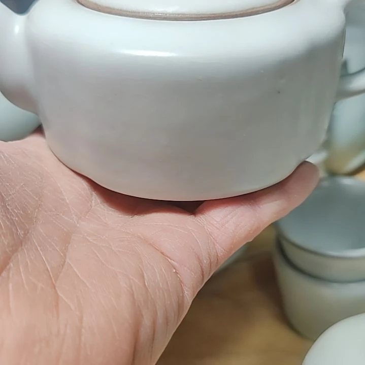 官瓷天青釉海棠壶