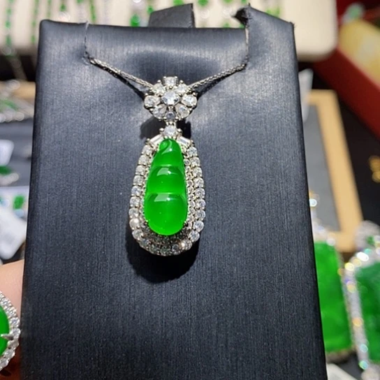 翡翠未镶嵌颈饰吊坠1