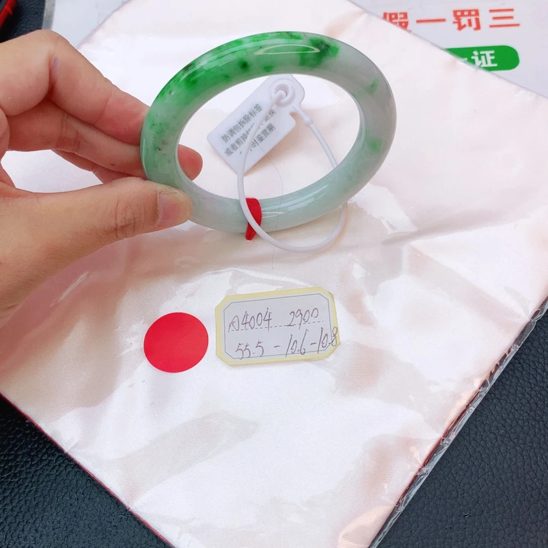 翡翠手镯未镶嵌翡翠