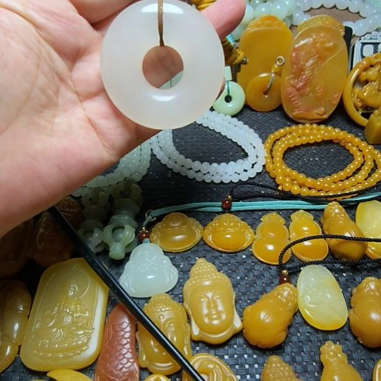 石英质玉（金丝玉）未镶嵌颈饰