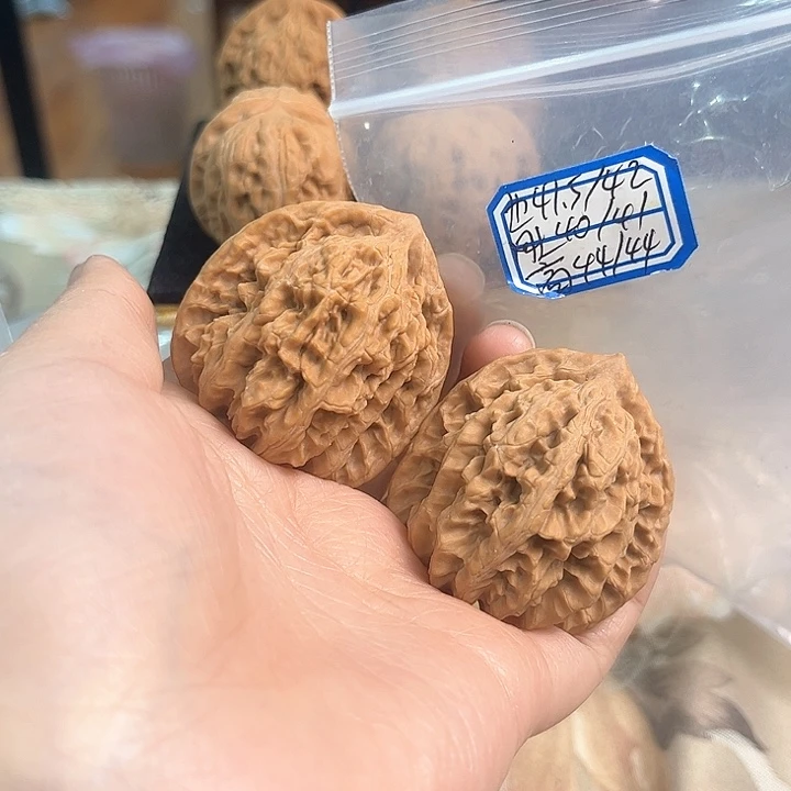 文玩核桃吊坠盘龙虎头