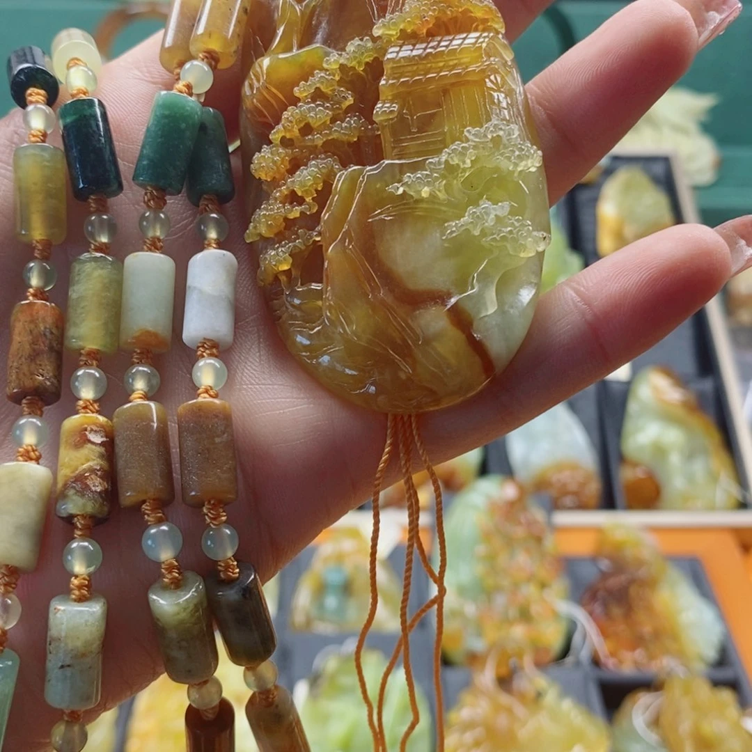 东***起蛇纹石玉未镶嵌颈饰