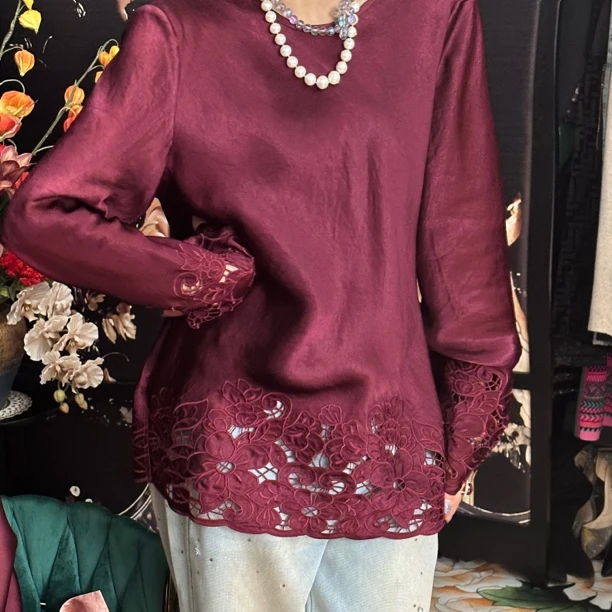 【朱帝上衣】缎面三色斜裁镂空刺绣百搭打底上衣