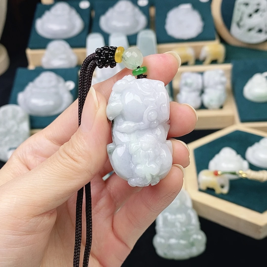 翡翠未镶嵌颈饰貔貅