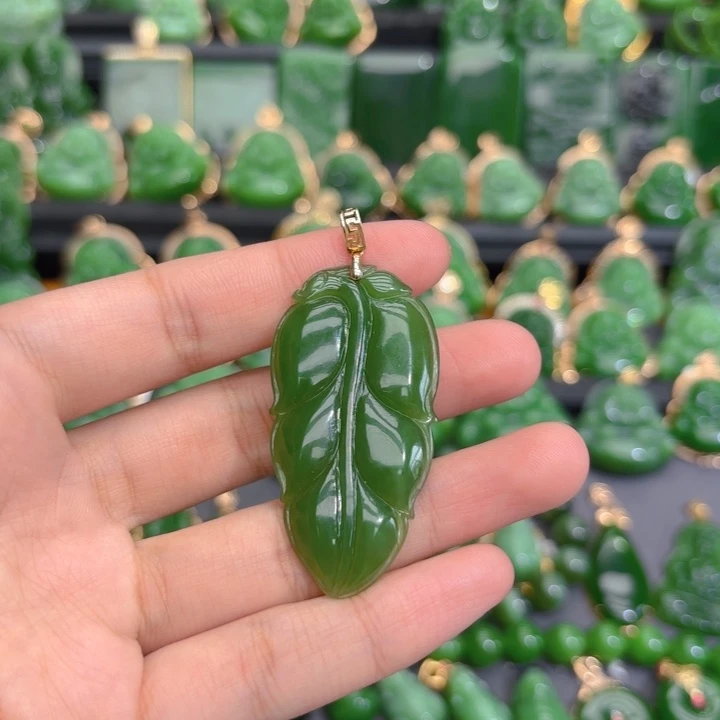 颈饰18K金镶嵌和田玉（碧玉）