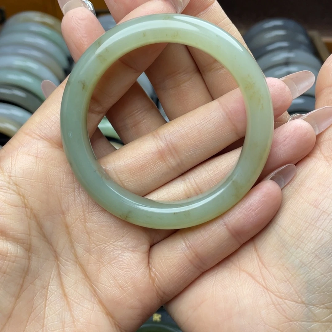 王***默和田玉未镶嵌手镯有纹