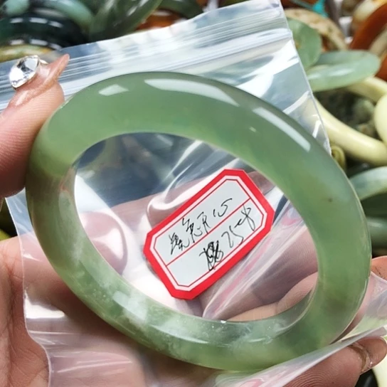 蛇纹石玉手镯未镶嵌虎**心