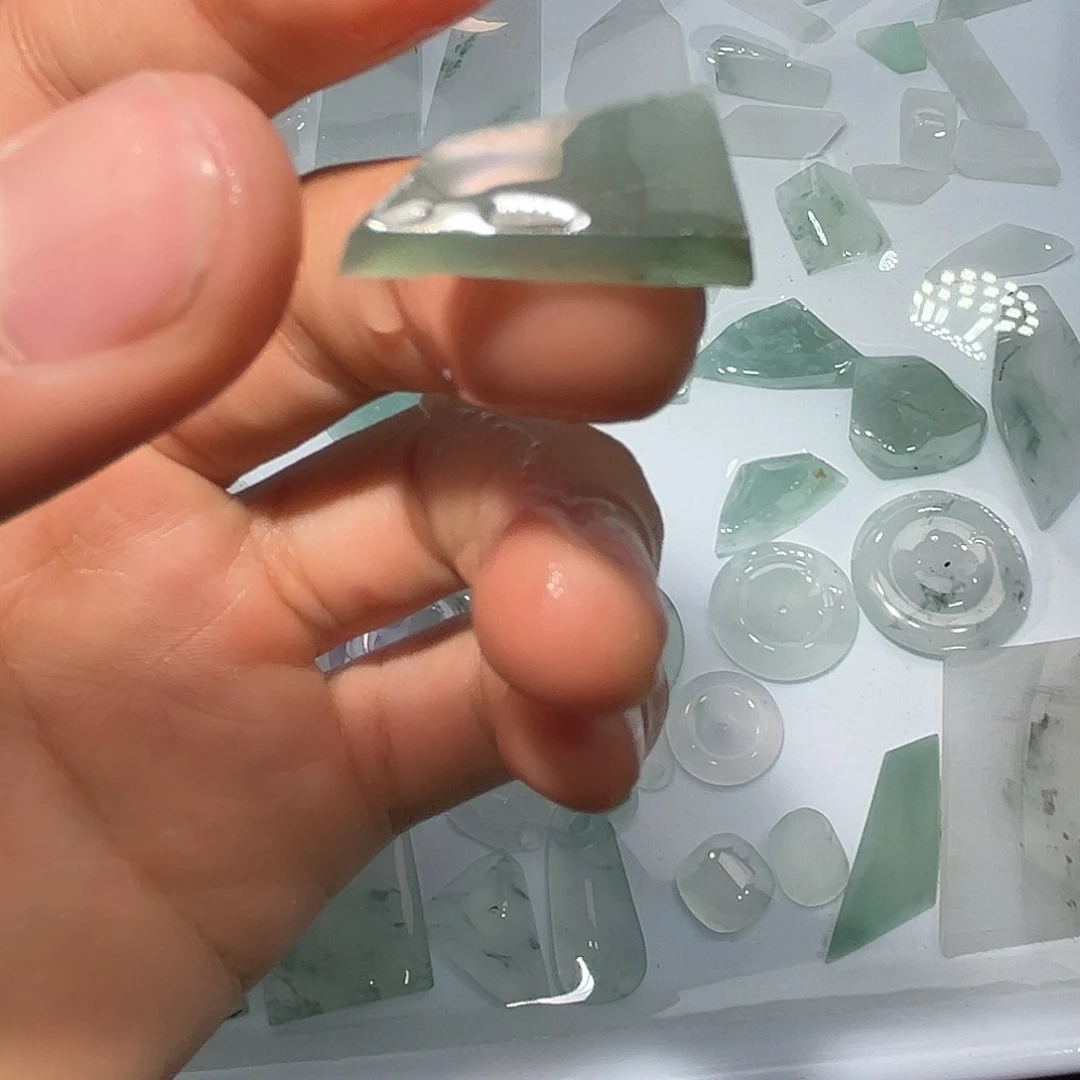 翡翠未镶嵌颈饰gvdw