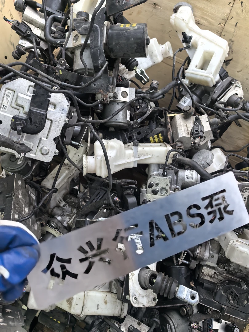 原厂混动版的现代起亚电子刹车总泵、储能器，具体价格请咨询客服