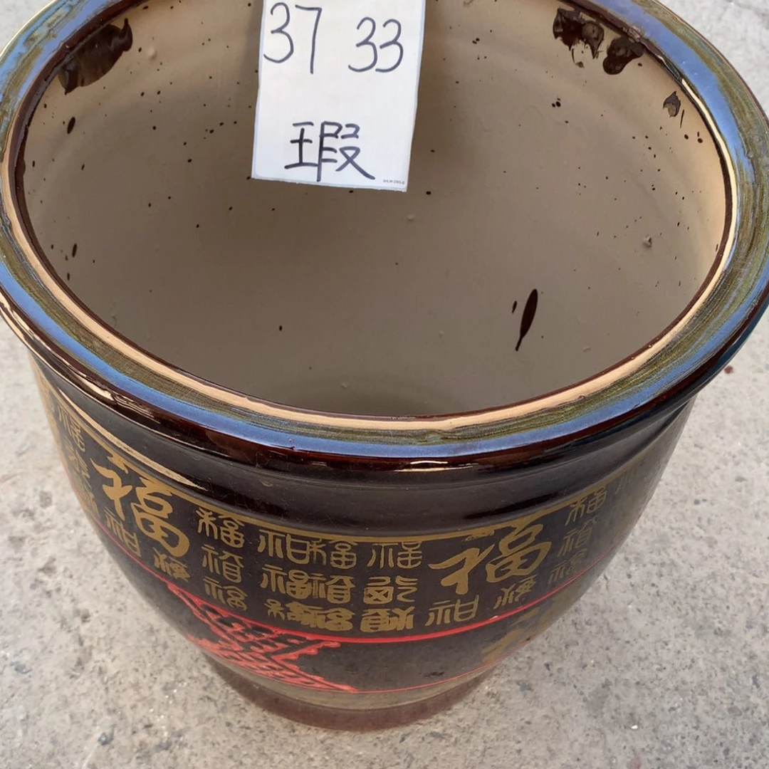花盆里放着一个小的东西在地上摩擦着的时候会很舒服的