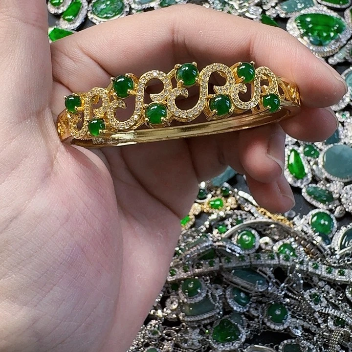 翡翠颈饰未镶嵌天然A货翡翠放漏