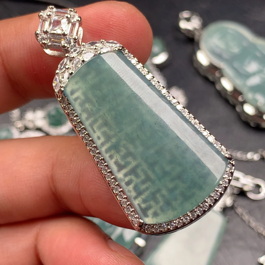 翡翠未镶嵌颈饰大无事牌