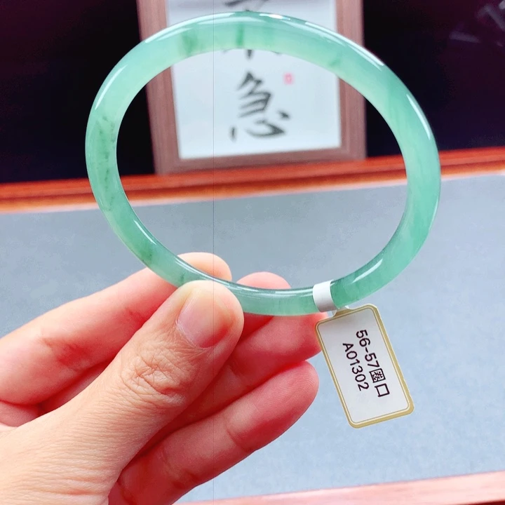 未镶嵌手镯翡翠圆镯