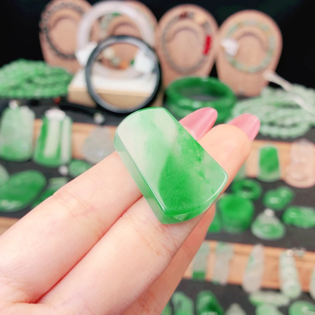 颈饰未镶嵌石英质玉（非洲翠）