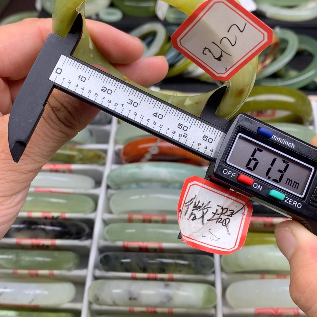 S***雪蛇纹石玉未镶嵌手镯2122