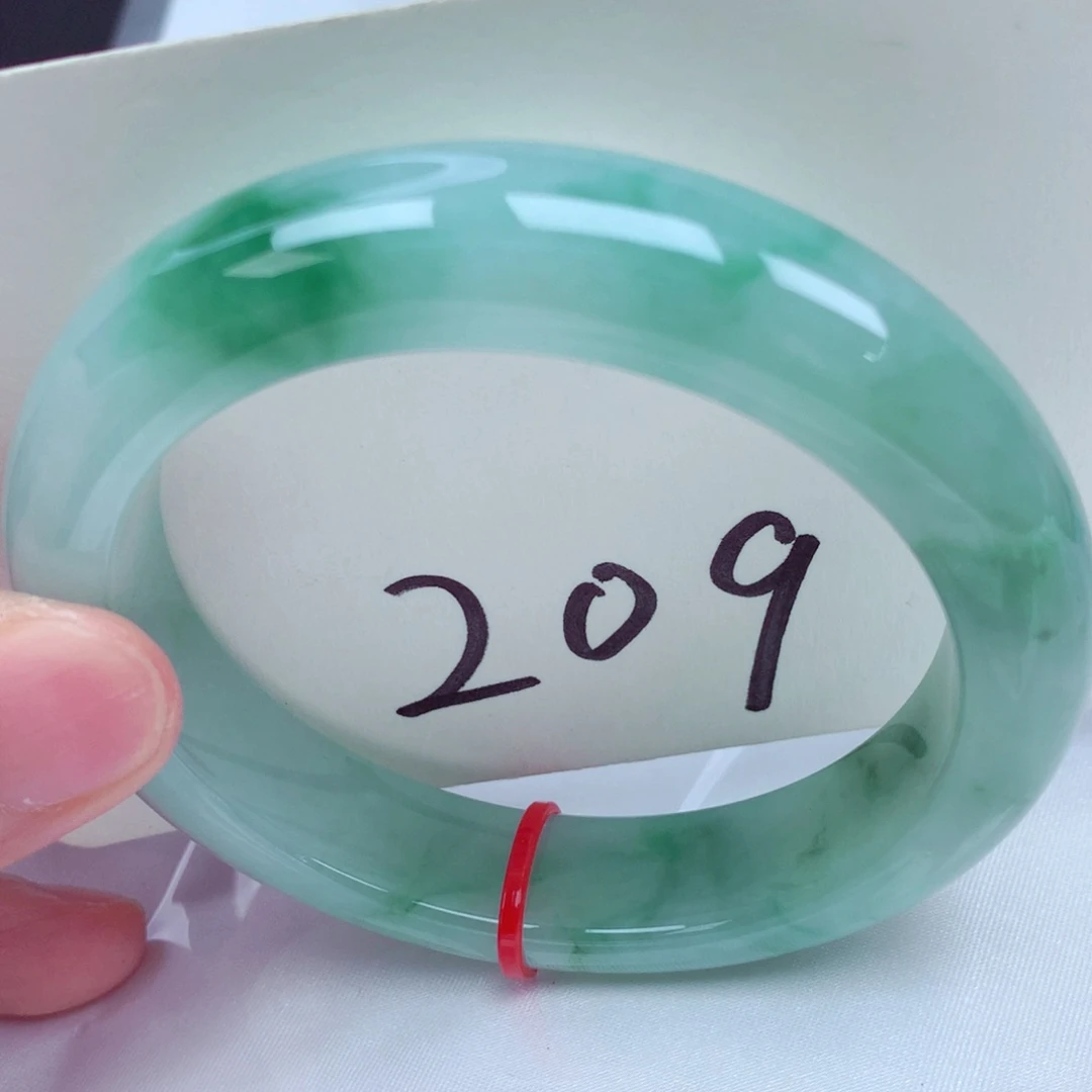 翡翠手镯未镶嵌翡翠