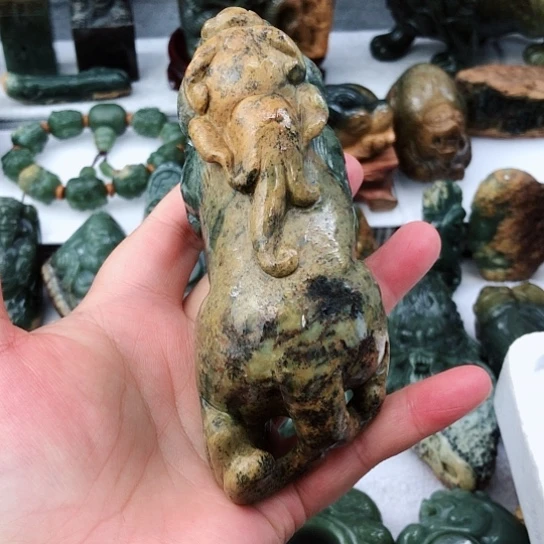 未镶嵌岫岩河磨玉（透闪石质玉）把件