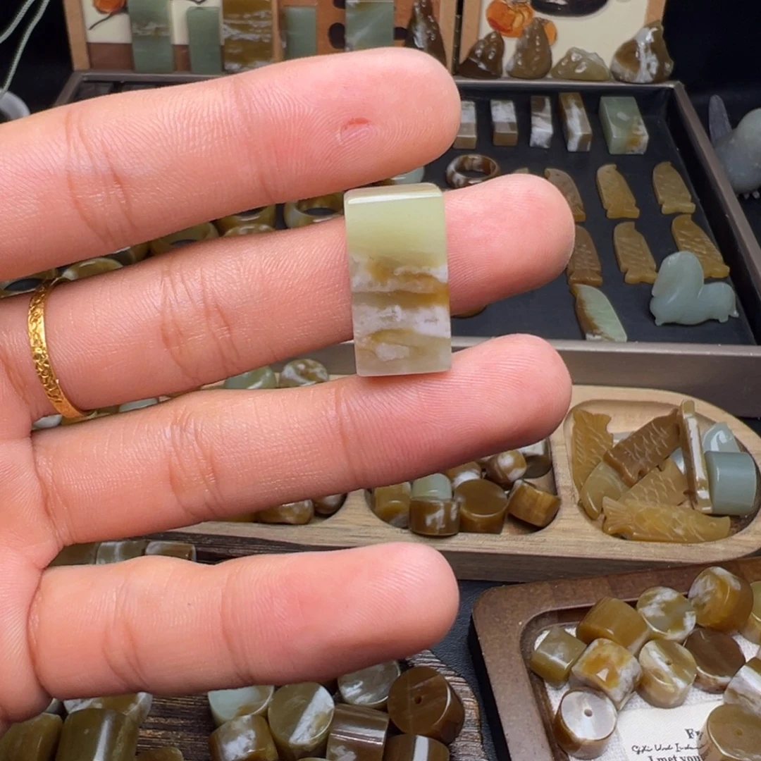 和田玉（糖玉）未镶嵌珠宝奇石牌子福利