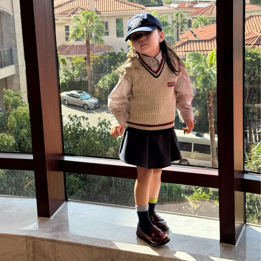 小思家2025秋新款女童休闲韩版学院风毛衣背心条纹衬衫百褶裙套装