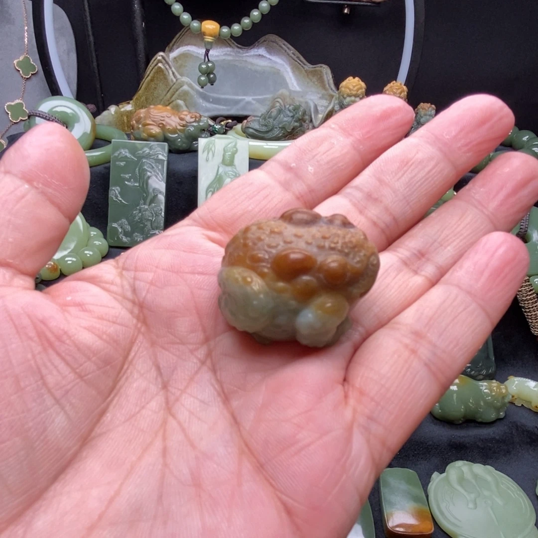 未镶嵌岫岩河磨玉（透闪石质玉）挂件