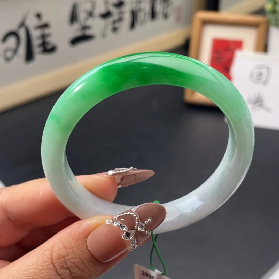 翡翠未镶嵌手镯辣绿白底青正圈手镯