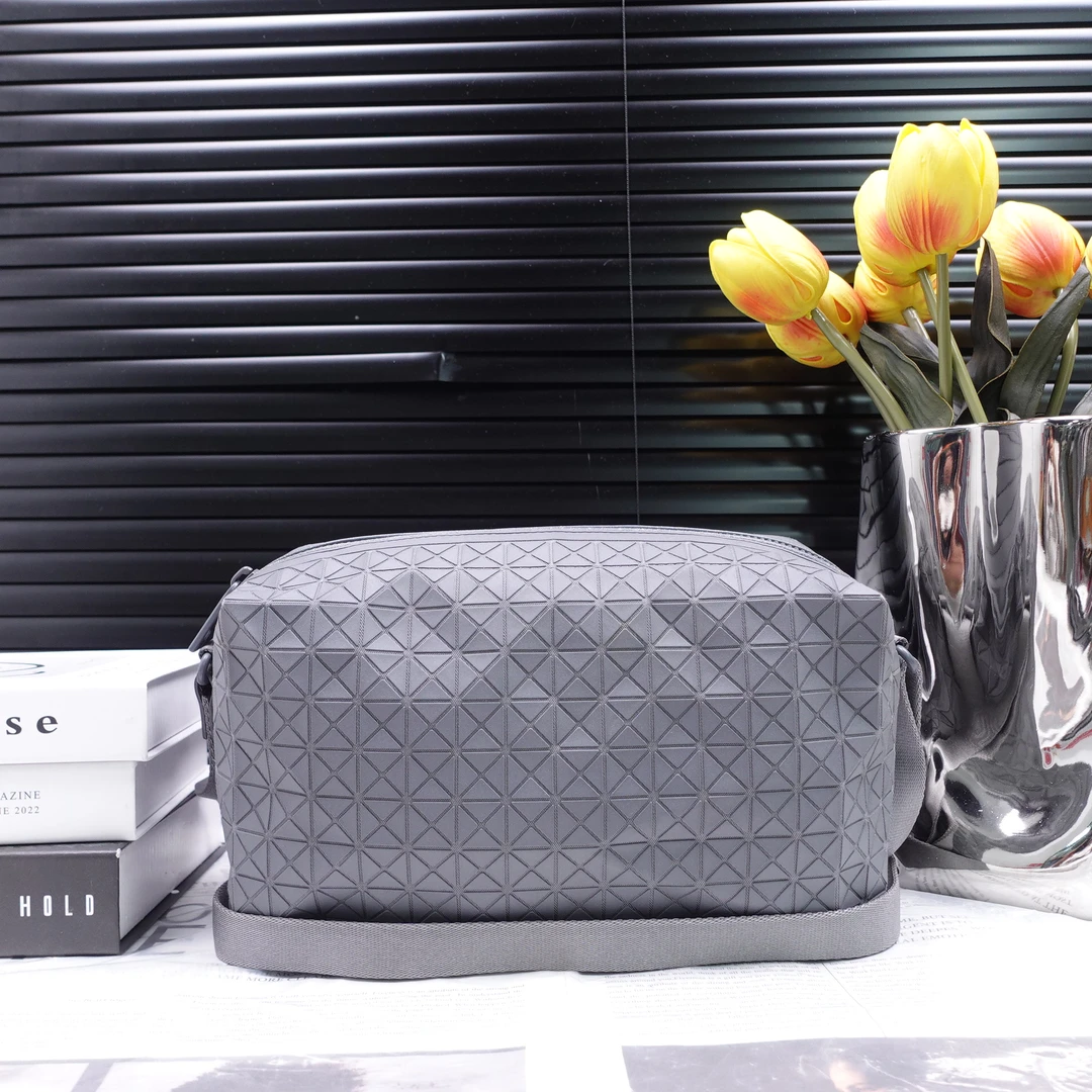 95新 Issey Miyake/三宅一生 单肩包/T10339519